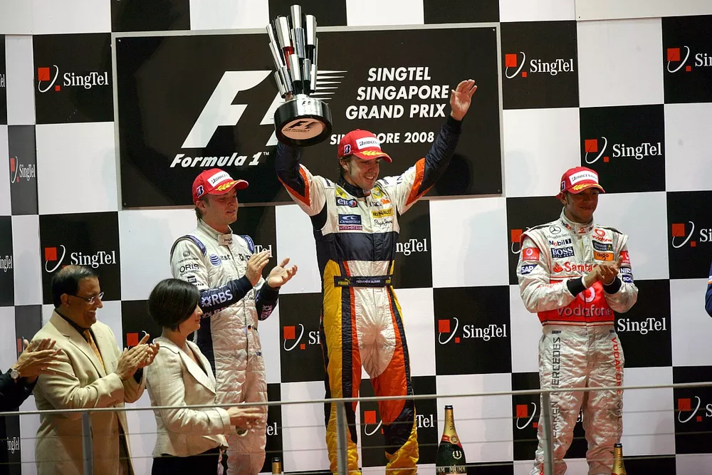 Podio: el segundo clasificado Nico Rosberg, Williams, el ganador Fernando Alonso, Renault F1 Team, tercer clasificado Lewis Hamilton, McLaren MP4-23
