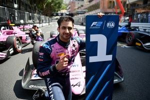 Maini odbił się od dna