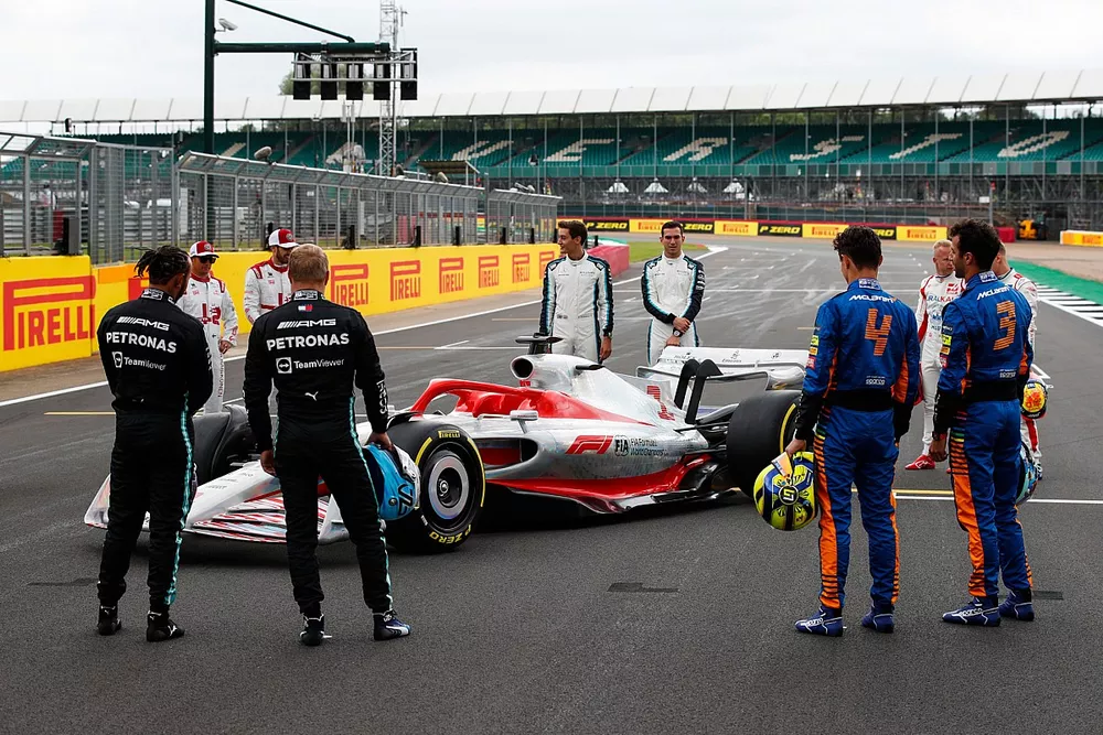 Lewis Hamilton, Mercedes, Kimi Raikkonen, Alfa Romeo Racing, Antonio Giovinazzi, Alfa Romeo Racing, Valtteri Bottas, Mercedes, George Russell, Williams, Nicholas Latifi, Williams, Lando Norris, McLaren, Nikita Mazepin, Haas F1, Daniel Ricciardo, McLaren y Nikita Mazepin, Haas F1 en el evento de lanzamiento del coche de Fórmula 1 de 2022 en la parrilla de Silverstone