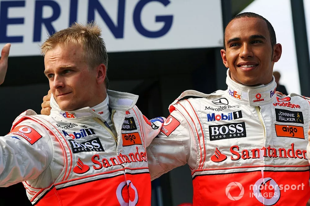Le poleman Lewis Hamilton, McLaren en parc fermé avec Heikki Kovalainen, McLaren