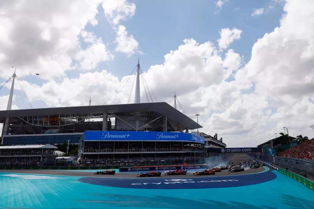 Max Verstappen, Red Bull Racing RB20, Charles Leclerc, Ferrari SF-24, Carlos Sainz, Ferrari SF-24, Sergio Perez, Red Bull Racing RB20, the rest of the field at the start