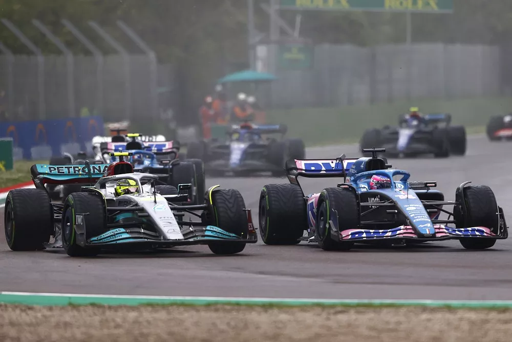 Lewis Hamilton, Mercedes W13, se bat avec Fernando Alonso, Alpine A522