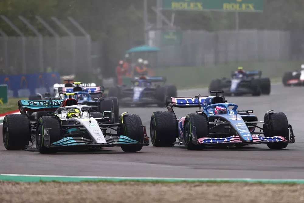 Lewis Hamilton, Mercedes W13, battles with Fernando Alonso, Alpine A522