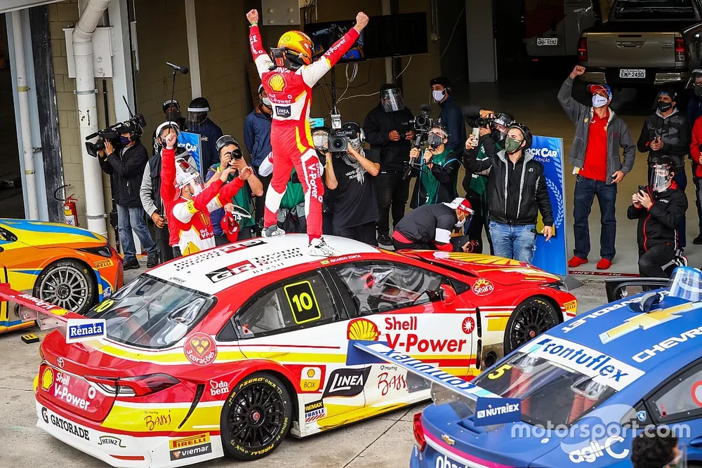 Ricardo Zonta comemora vit&oacute;ria em Interlagos, na Corrida do Milh&atilde;o