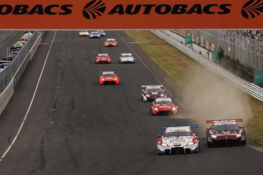 #39 DENSO KOBELCO SARD GR Supra battling with #16 Red Bull MOTUL MUGEN NSX-GT