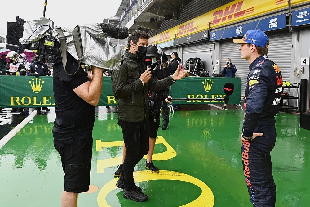 Mark Webber entrevista al hombre de la pole, Max Verstappen, de Red Bull Racing, tras la clasificaci&oacute;n