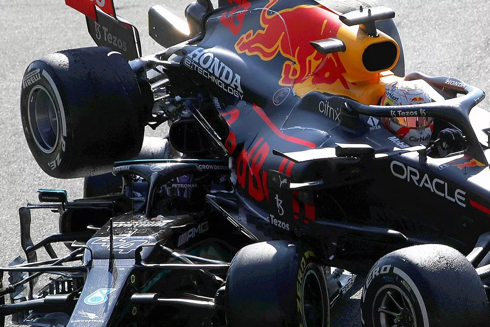 Max Verstappen, Red Bull Racing RB16B, Lewis Hamilton, Mercedes W12, dopo l'incidente alla prima variante 