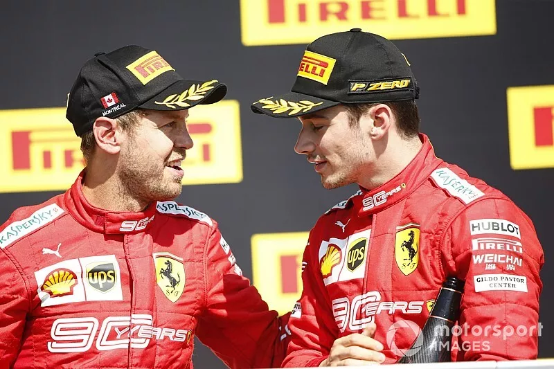 Sebastian Vettel, Ferrari, 2e plaats, en Charles Leclerc, Ferrari, 3e plaats, op het podium