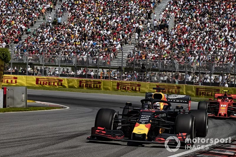 Max Verstappen, Red Bull Racing RB15, devant Charles Leclerc, Ferrari SF90