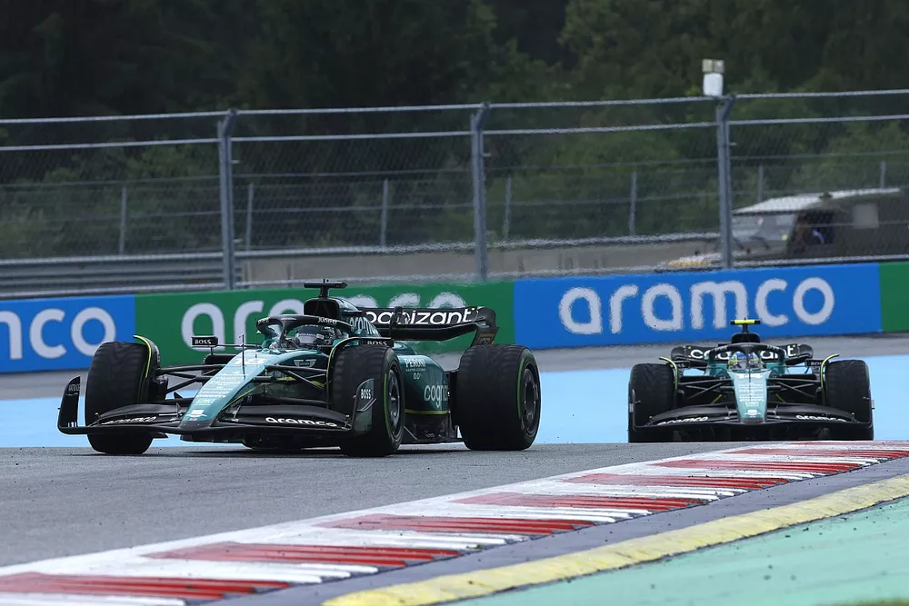 Lance Stroll, Aston Martin AMR23, por delante de Fernando Alonso, Aston Martin AMR23