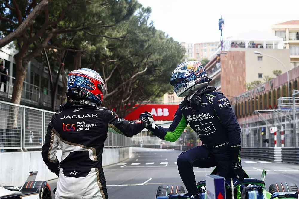 Mitch Evans, Jaguar TCS Racing, 2. pozycja, gratuluje zwycięzcy Nickowi Cassidy'emu, Envision Racing, w parc ferme.