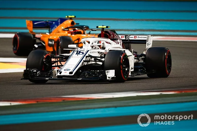 Charles Leclerc, Sauber C37 devant Stoffel Vandoorne, McLaren MCL33 