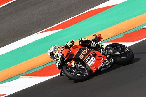 Golpe en la mesa de Bautista en Most, con Toprak y Redding en el podio