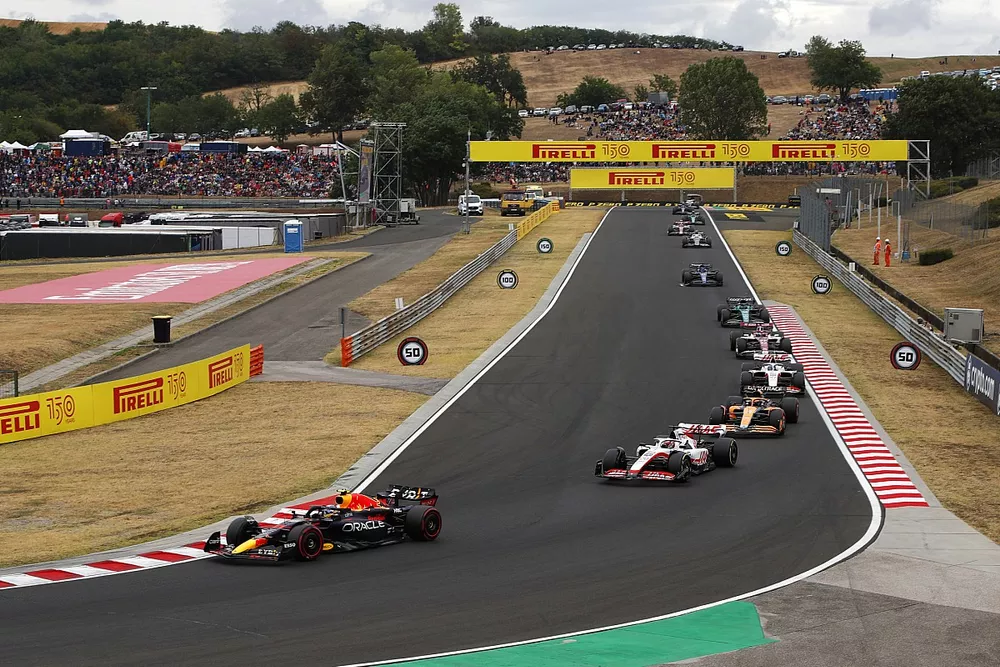 Sergio Perez, Red Bull Racing RB18, Kevin Magnussen, Haas VF-22, Daniel Ricciardo, McLaren MCL36