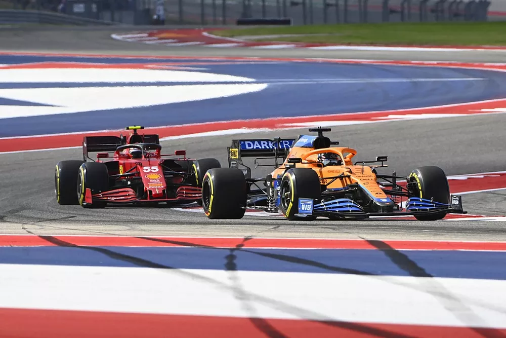 Daniel Ricciardo, McLaren MCL35M, Carlos Sainz Jr., Ferrari SF21