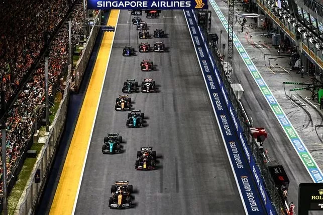 Lando Norris, McLaren MCL38, Max Verstappen, Red Bull Racing RB20, Lewis Hamilton, Mercedes F1 W15, the rest of the field at the race start