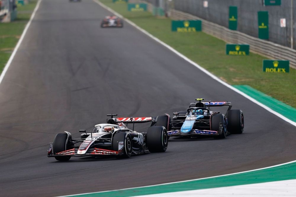 Kevin Magnussen, Haas VF-24, Pierre Gasly, Alpine A524 