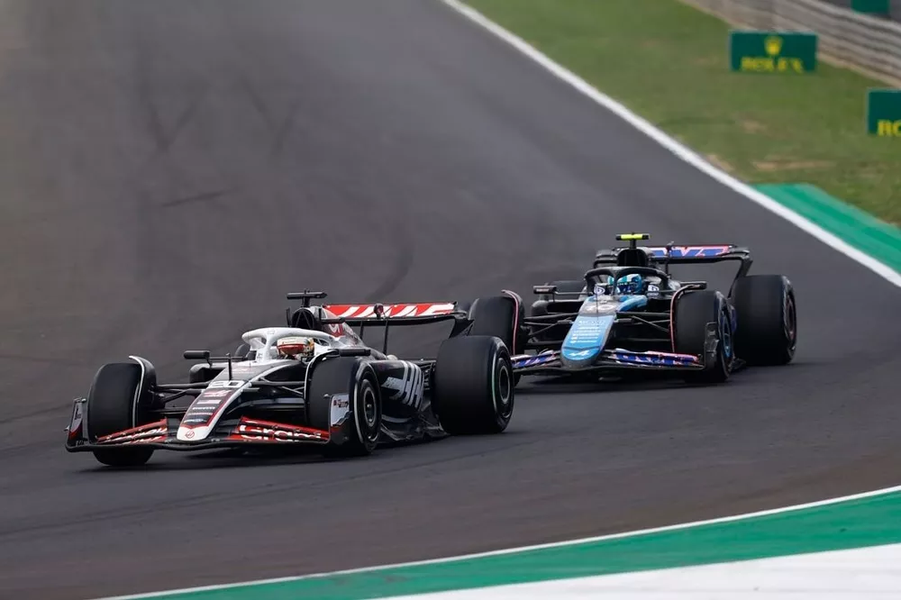 Kevin Magnussen, Haas VF-24, Pierre Gasly, Alpine A524 