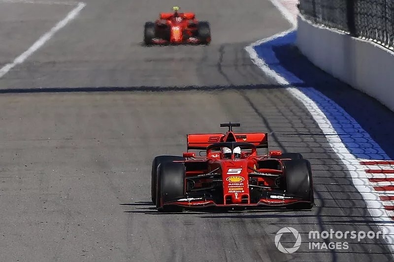 Sebastian Vettel, Ferrari SF90, voor Charles Leclerc, Ferrari SF90