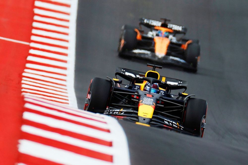 Max Verstappen, Red Bull Racing RB20, Oscar Piastri, McLaren MCL38