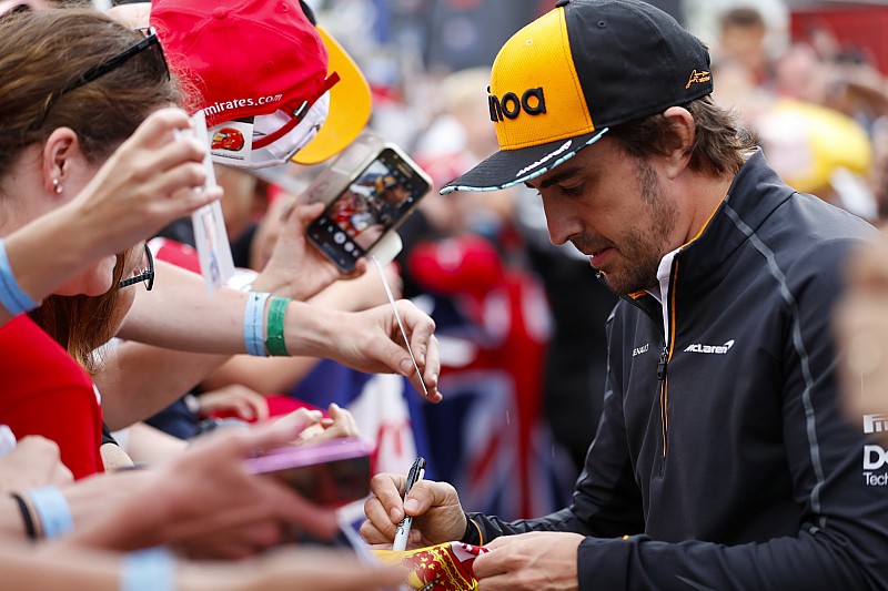 Sírógörcsöt kapott Alonso rajongója a Német Nagydíjon: videón a jelenet