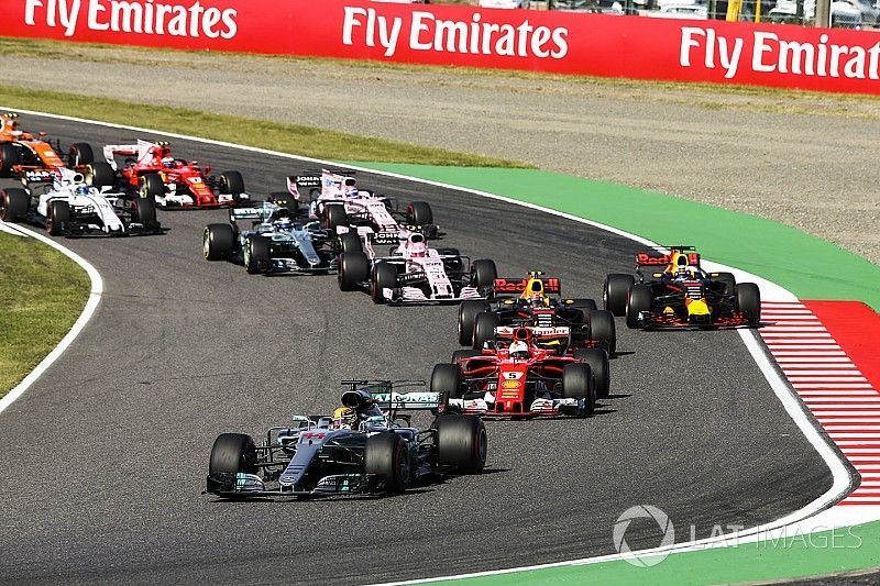 Lewis Hamilton, Mercedes AMG F1 W08, Sebastian Vettel, Ferrari SF70H, Max Verstappen, Red Bull Racing RB13, Daniel Ricciardo, Red Bull Racing RB13, Esteban Ocon, Sahara Force India F1 VJM10, the rest of the field at the start