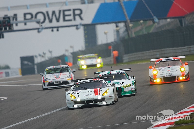 Une Ferrari de la Suisse à la chasse dans la VLN