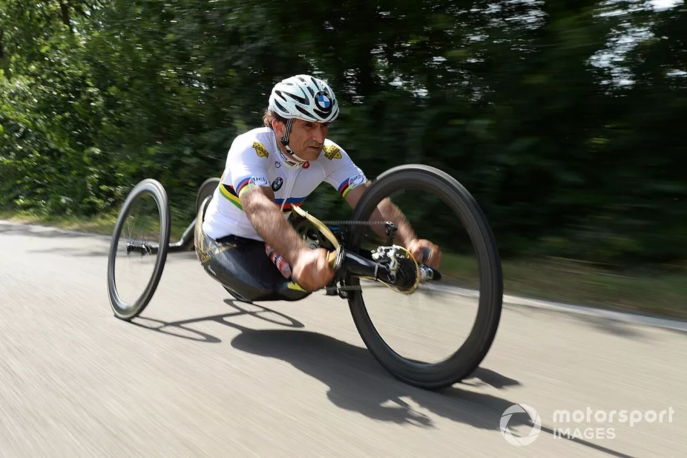 Alex Zanardi se prepara para competir no triatlo de longa dist&acirc;ncia, que acontecer&aacute; em outubro, no H