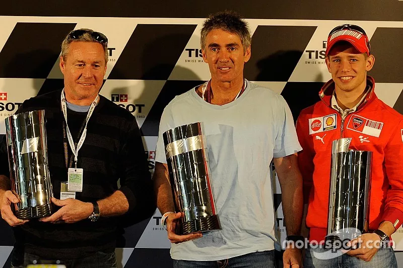 Casey Stoner re&ccedil;oit une r&eacute;plique du troph&eacute;e premi&egrave;re-classe en reconnaissance du championnat du monde de 2007 et pose avec Mick Doohan et Wayne Gardner