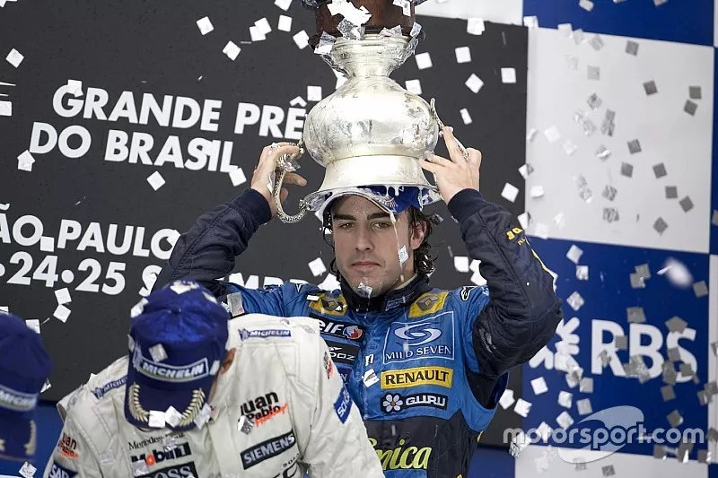 Podio: el campe&oacute;n del mundo 2005, Fernando Alonso, celebra