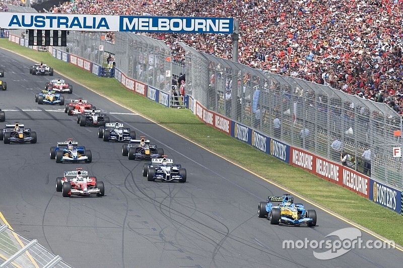 Inicio: Giancarlo Fisichella al frente de Jarno Trulli y Mark Webber