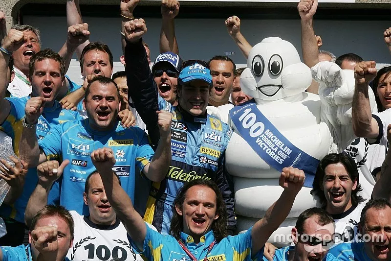 Fernando Alonso celebrates with the team and Michelins 100th GP victory