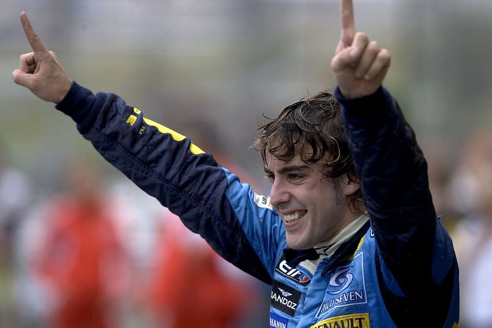 El Campe&oacute;n del Mundo 2005, Fernando Alonso, celebra
