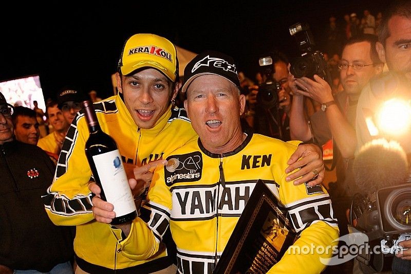 Kenny Roberts con la Yamaha TZ 750 y Valentino Rossi, Fiat Yamaha Team en la milla de la pista de tierra de Indy