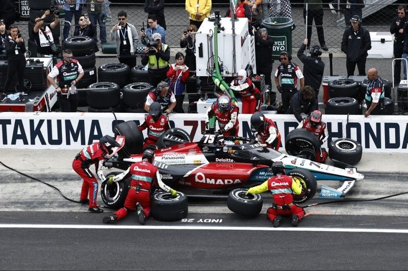 Missglückter Boxenstopp: Takuma Sato fragt ChatGPT um Rat!