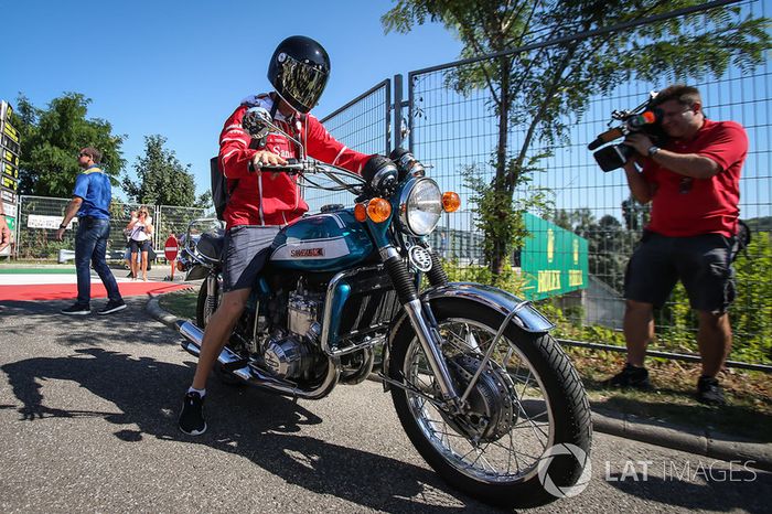 Sebastian Vettel chega em sua Suzuki 750