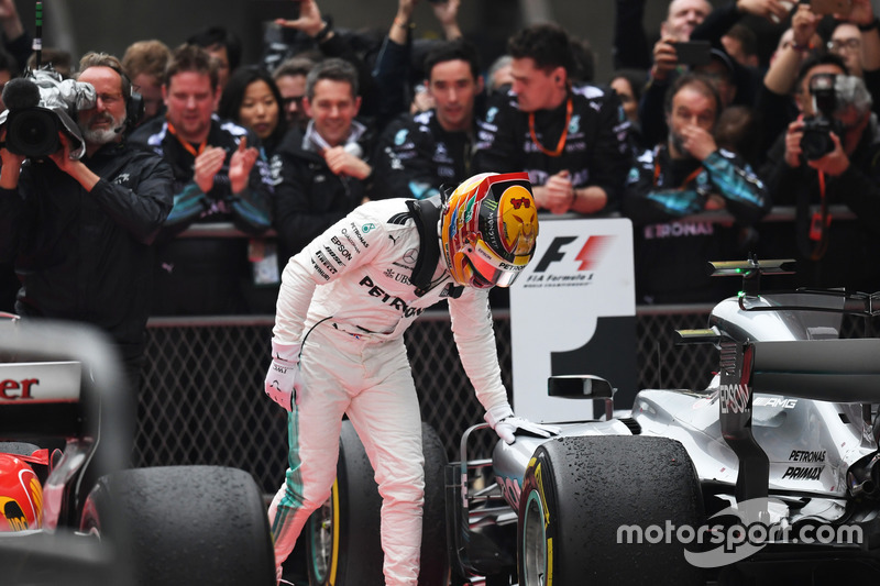 Yarış galibi Lewis Hamilton kapalı parkta, Mercedes AMG F1 W08