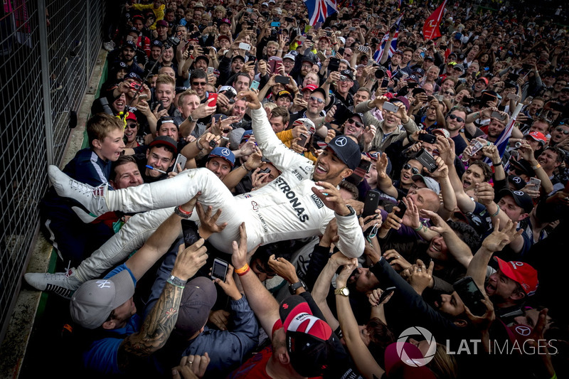 Race winner Lewis Hamilton, Mercedes AMG F1, celebrates victory with the fans