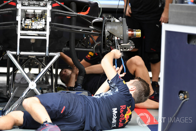 Un mecánico de Red Bull Racing trabaja en el freno delantero