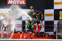 Podium : le vainqueur Jonathan Rea, Kawasaki Racing, le deuxième, Marco Melandri, Ducati Team, le troisième, Tom Sykes, Kawasaki Racing