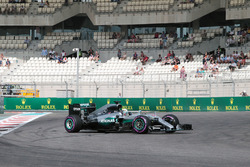 Льюїс Хемілтон, Mercedes AMG F1 W07 Hybrid, обертання під час першої практики