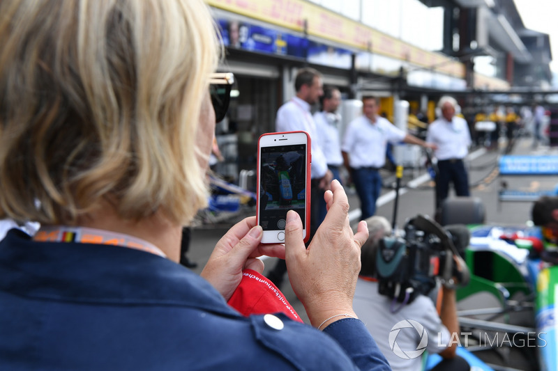 Sabine Kehm, takes a photo of Mick Schumacher, Benetton B194