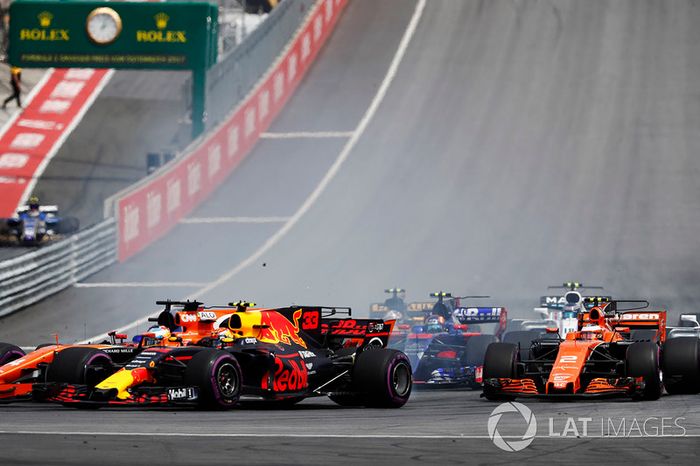 Daniil Kvyat, Scuderia Toro Rosso STR12 choca con Fernando Alonso, McLaren MCL32