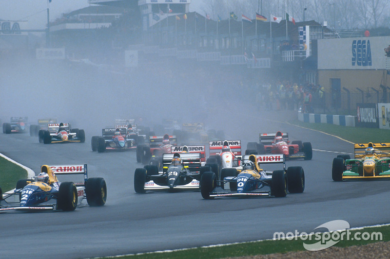 In der 1. Kurve ist Senna nur 5., Karl Wendlinger ist nach gutem Start 3.