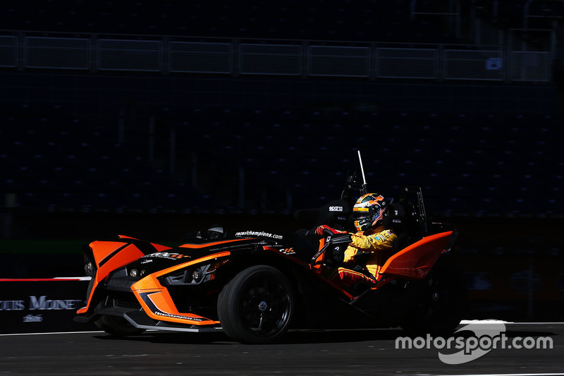 Ryan Hunter-Reay pilote la Polaris Slingshot SLR
