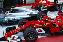 Le vainqueur Valtteri Bottas, Mercedes AMG F1 et le deuxième, Sebastian Vettel, Ferrari