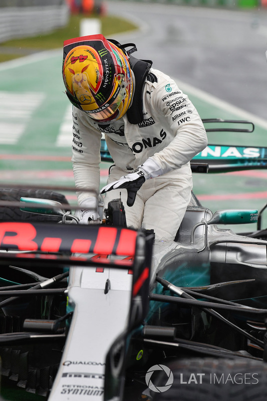 Pole sitter Lewis Hamilton, Mercedes AMG F1 F1 W08 in parc ferme