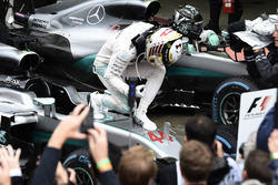 Le vainqueur Lewis Hamilton, Mercedes AMG F1 et le second Nico Rosberg, Mercedes AMG F1 dans le parc fermé