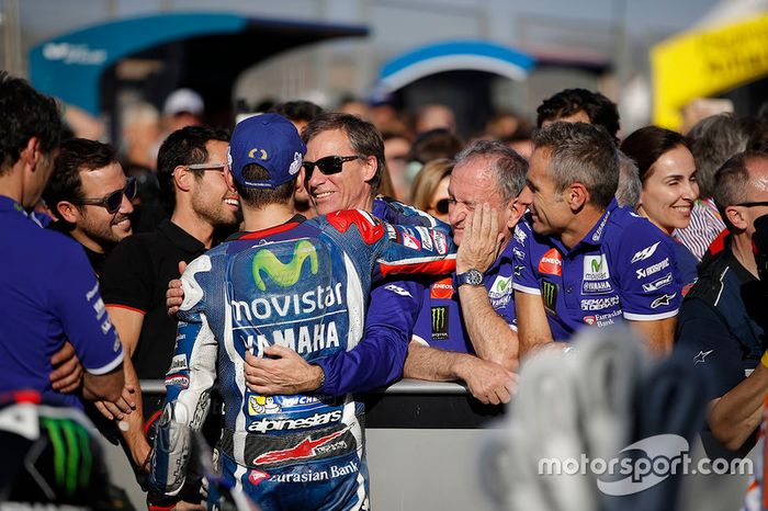 Jarvis felicita a Lorenzo en Valencia 2016 ante la mirada de Forcada