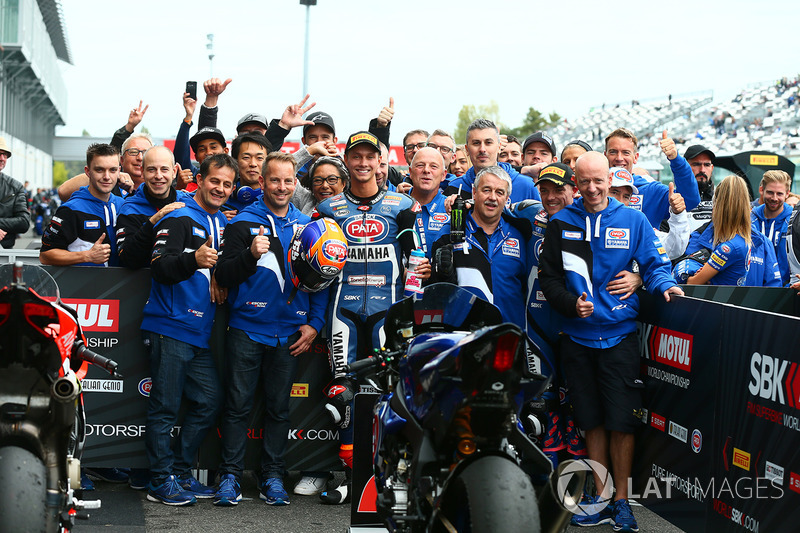 Selebrasi Michael van der Mark dan Alex Lowes, Pata Yamaha dengan tim - WorldSBK Perancis 2017